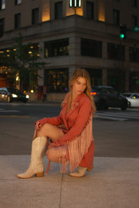 modelo fashion con botas blancas western estilo country